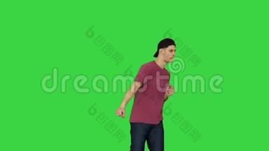 在绿色屏幕上跳舞的戴着帽子的街舞男，ChromaKey。